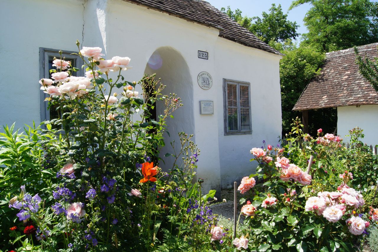 Die Ausstellung ist in einem Haus im Museumsdorf zu sehen.